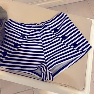 Super cute Zara navy short
